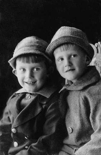 Stig & Bosse.jpg - Bröderna Stig  o Bo-Erik Sjöberg det syns vem som var mest odygdig. Foto 1925